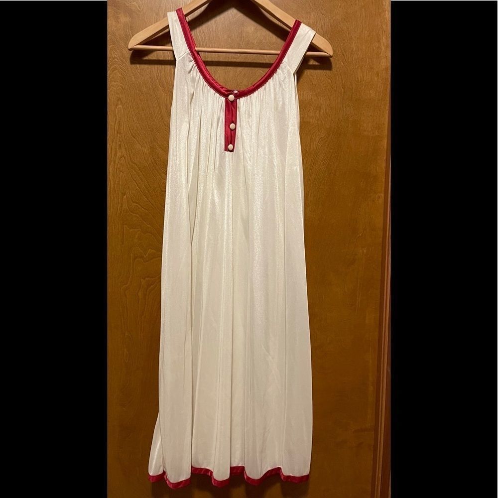 Vintage Robe & Gown - Slenders - Picture 4 of 4
